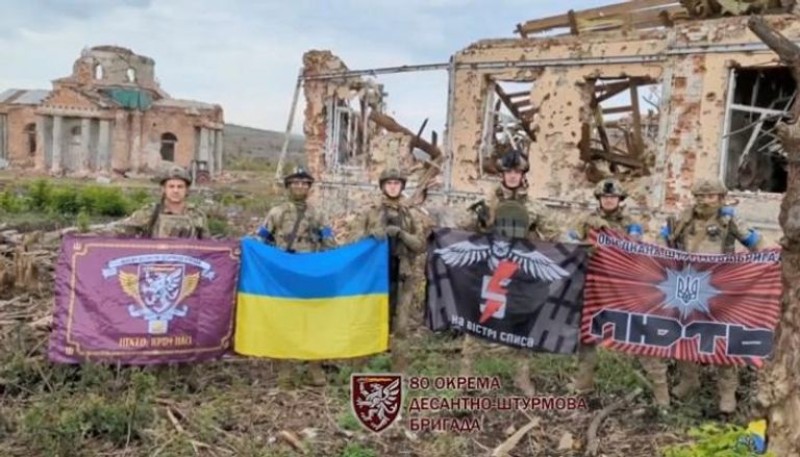  جنود أوكرانيون يرفعون علم بلادهم في قرية كليشتشفكا 