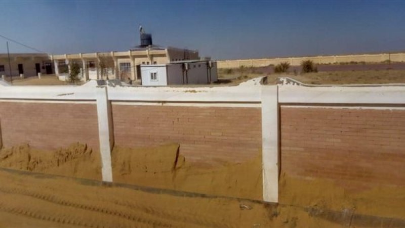 إزالة الكثبان الرملية المتجمعة بالمدارس بوسط سيناء
