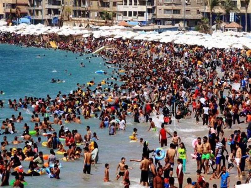 «آخر أيام الصيفية».. الآلاف يودعون الصيف على شواطئ الإسكندرية