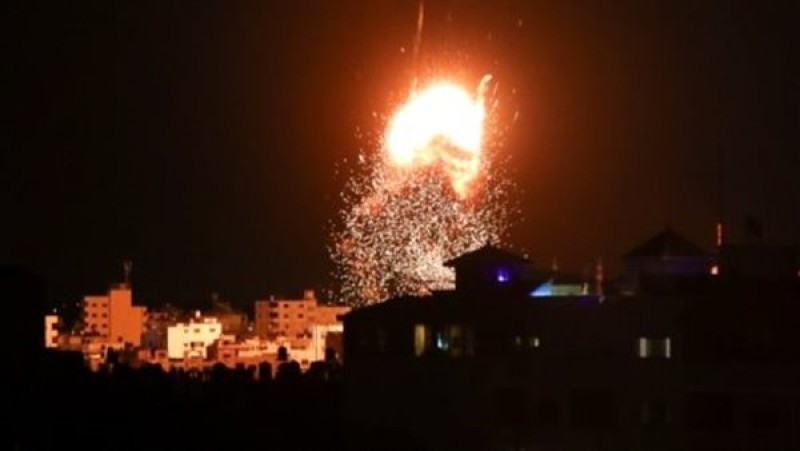 طائرات الاحتلال الإسرائيلي تقصف موقعًا وسط قطاع غزة