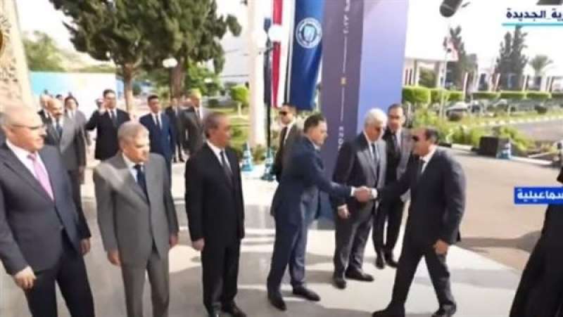 وصول السيسي إلى جامعة قناة السويس