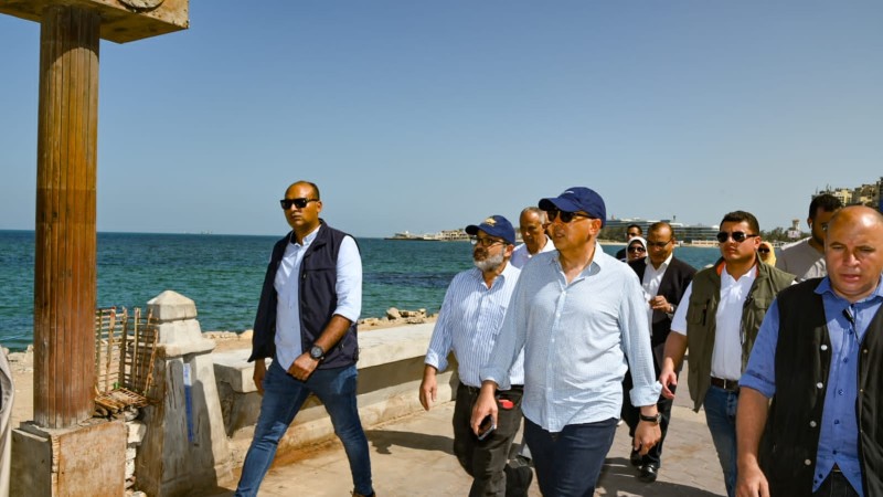وزير الرى يتفقد مشروعات حماية شواطئ الإسكندرية”صور”