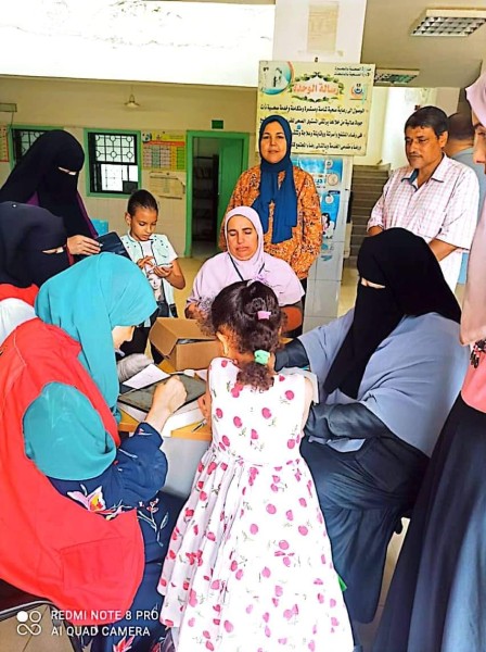 تقديم خدمات طبية وبيطرية خلال تنفيذ قافلة سكانية بمركز الدلنجات