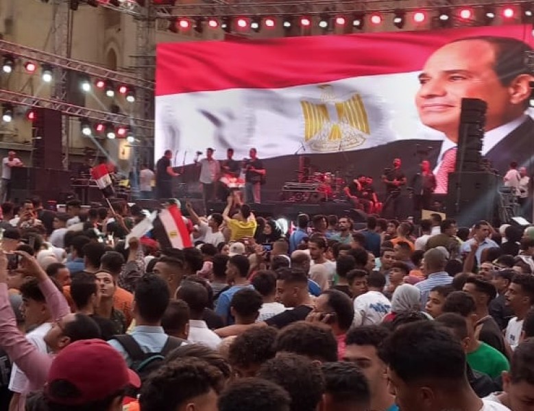 احتفالات ضخمة بميادين القاهرة والجيزة عقب إعلان الرئيس السيسي ترشحه للانتخابات الرئاسية