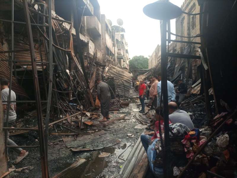 حزن وحسرة المُتضررين من حريق سوق السيدة زينب: «أكل عيشنا راح.. والخسائر بالملايين»