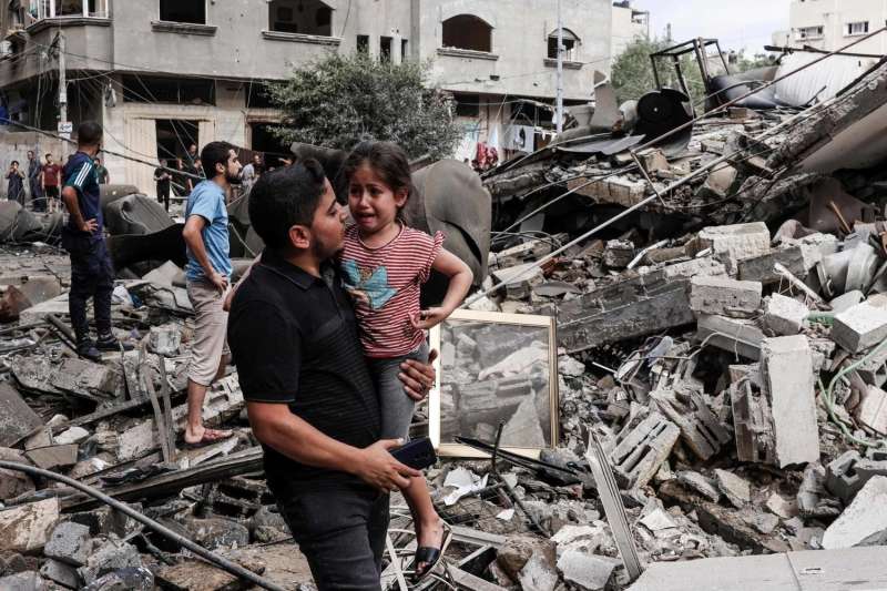 انتشال جثامين 10 شهداء بعد قصف طائرات الاحتلال الإسرائيلي