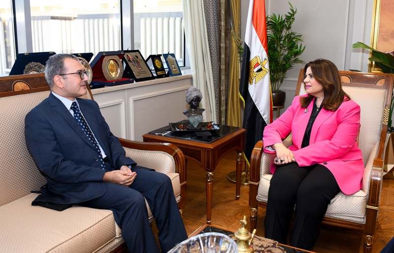 وزيرة الهجرة خلال لقائها السفير حسام حسين قنصل عام مصر الجديد بدبي