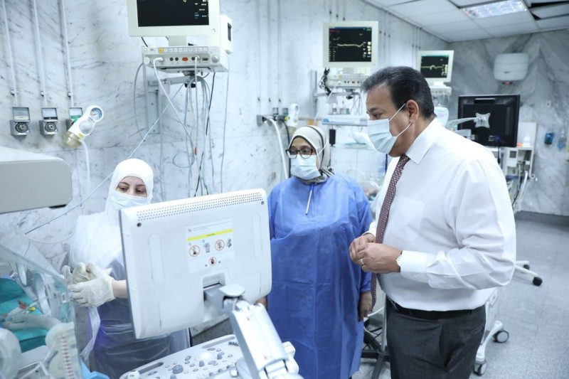  وزير الصحة خلال تفقده مستشفى الجلاء التعليمي لأمراض النساء والولادة والأطفال