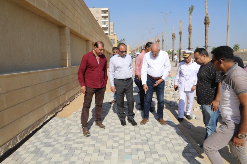 محافظ الجيزة مع رئيس حي الهرم لشرح التطوير