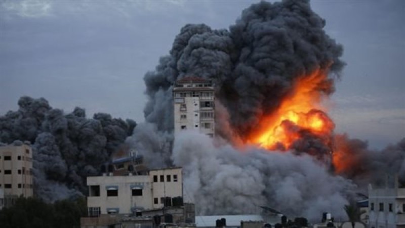 ارتفاع عدد الضحايا جراء القصف الإسرائيلي لمنازل بوسط وجنوب غزة إلى 80 شهيدًَا