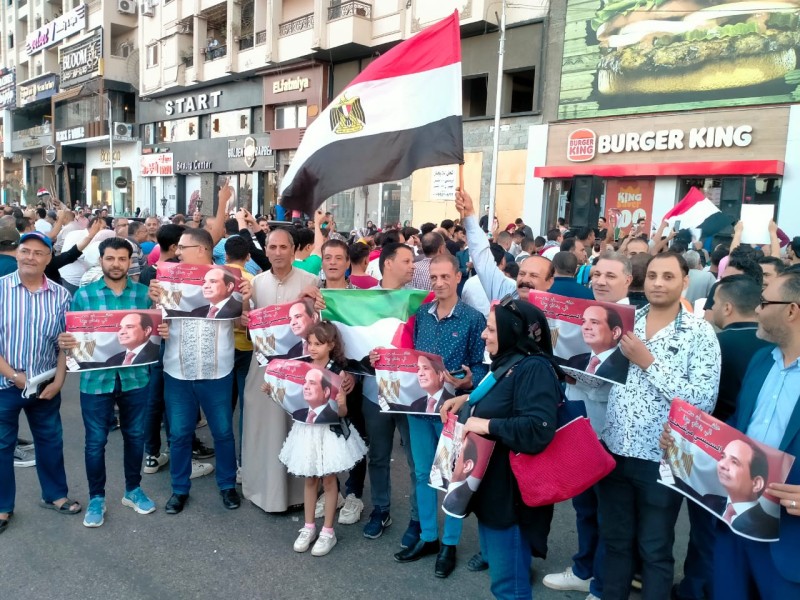 حشود المواطنين تتضامن مع القضية الفلسطينية من أمام إستاد طنطا الرياضى بالغربية
