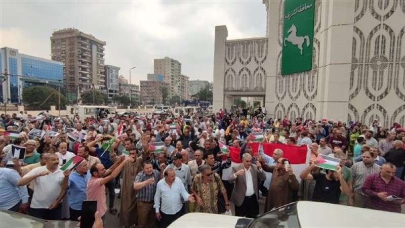 حشود المواطنين تتضامن مع القضية الفلسطينية أمام ديوان عام المحافظ بالشرقية