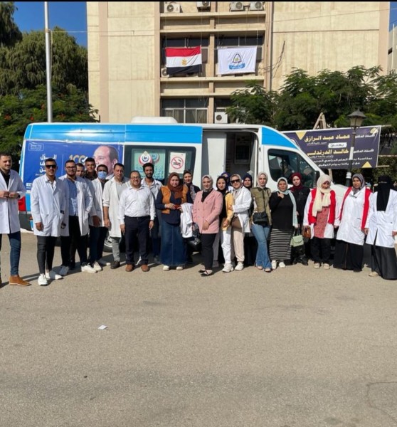طلبة جامعة الزقازيق تتبرع بالدم لصالح الأشقاء في فلسطين