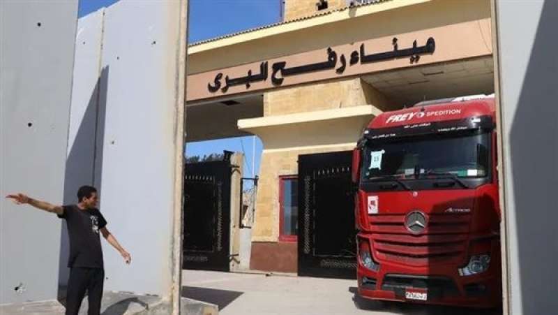 مسؤول فلسطيني يكشف حقيقة دخول شاحنات وقود إلى غزة