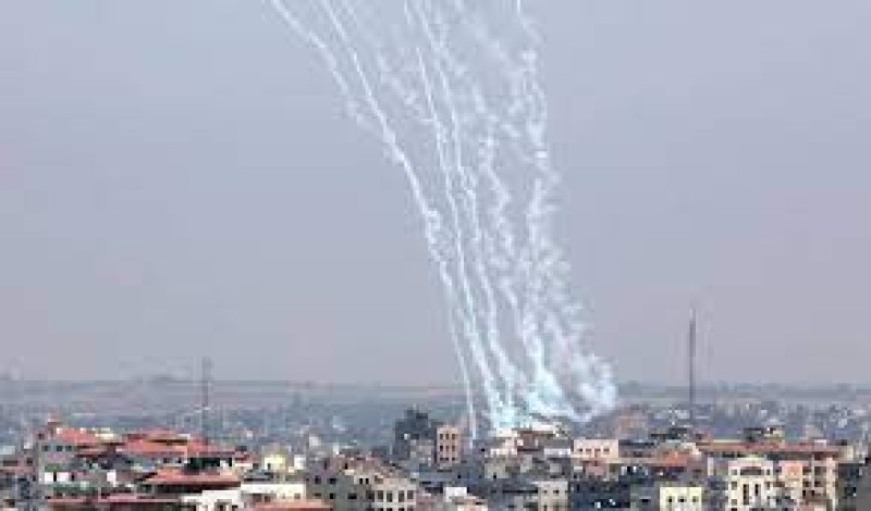 القسام تعلن توجيه ضربة صاروخية واسعة.. وصافرات الإنذار تدوي في إسرائيل