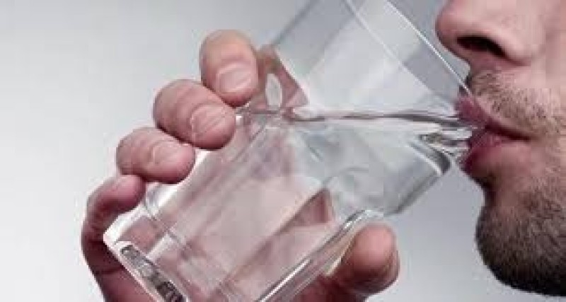 هل شرب كميات أقل من الماء في الشتاء يسبب حصوات الكلى؟