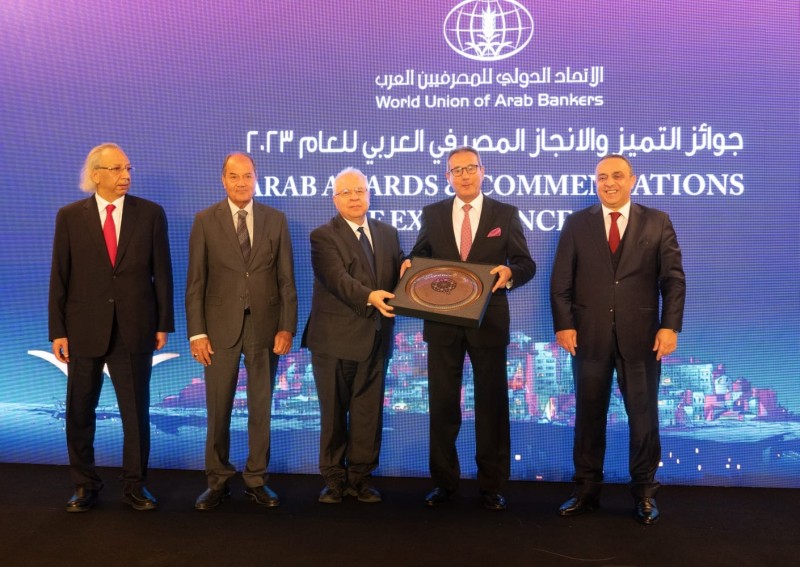 تكريم رئيس اتحاد البنوك المصرية بمؤتمر التميز للمصرفيين العرب