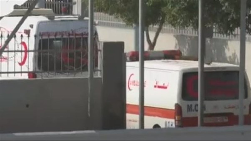 شاهد سيارات إسعاف تنقل جرحى من غزة إلى مصر