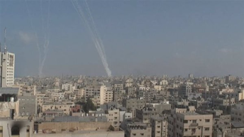 شاهد.. إطلاق وابل من الصواريخ من غزة باتجاه إسرائيل