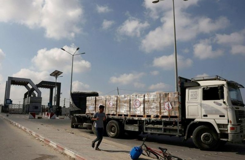 الهلال الأحمر المصري يسلم نظيره الفلسطيني الدفعة العاشرة من المساعدات الإنسانية العاجلة