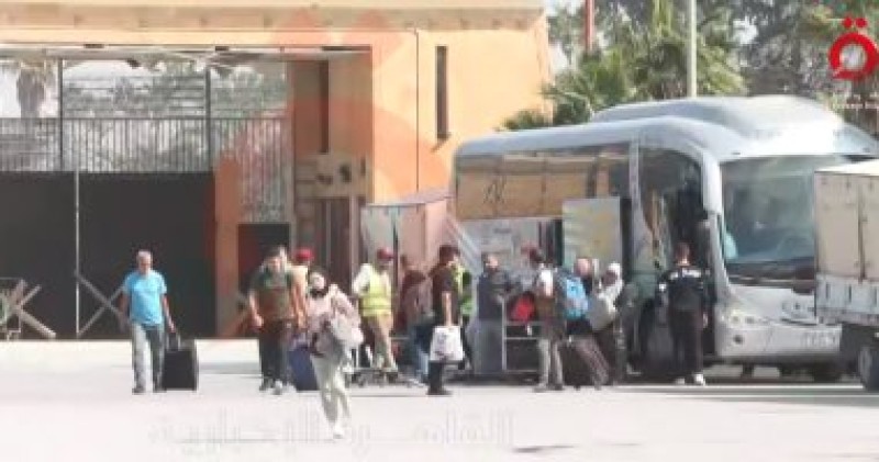القاهرة الإخبارية: وصول دفعة جديدة من مزدوجى الجنسية بغزة إلى معبر رفح