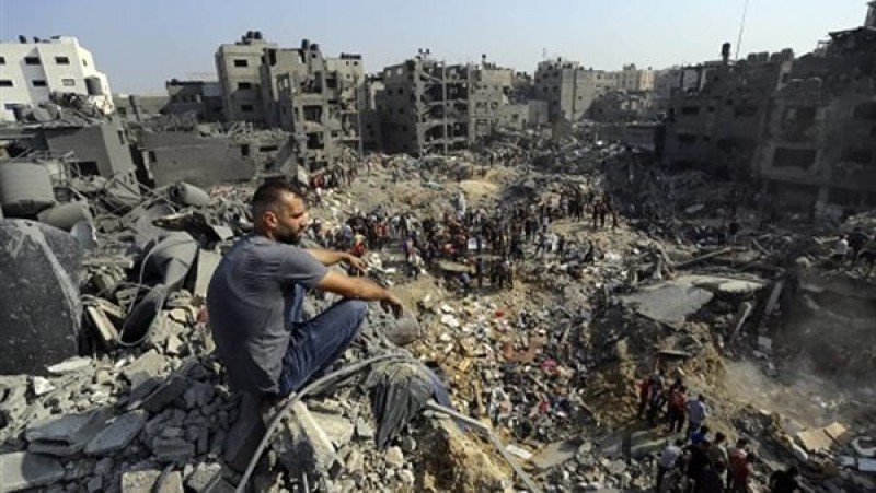 آثار الدماء في غزة جراء غارات الاحتلال