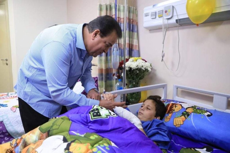 وزير الصحة يطمئن على الطفل الفلسطيني «عبدالله الكحيل» بمعهد ناصر