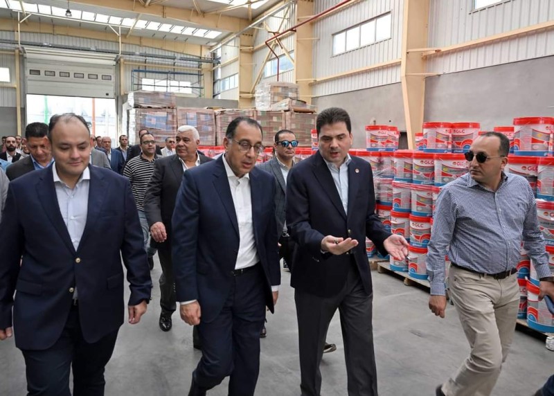 رئيس الوزراء يتفقد مصنع الشركة الألمانية اللبنانية للصناعة GLC للدهانات