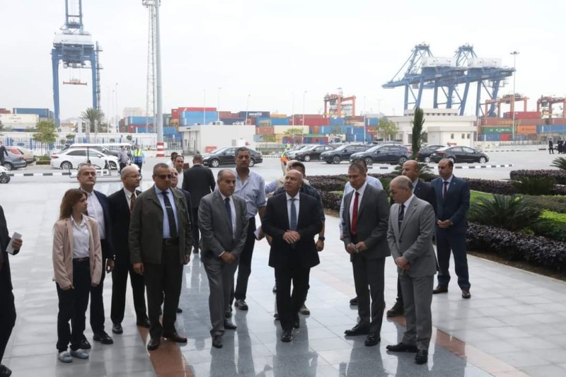 وزير النقل يتفقد هيئة ميناء الإسكندرية
