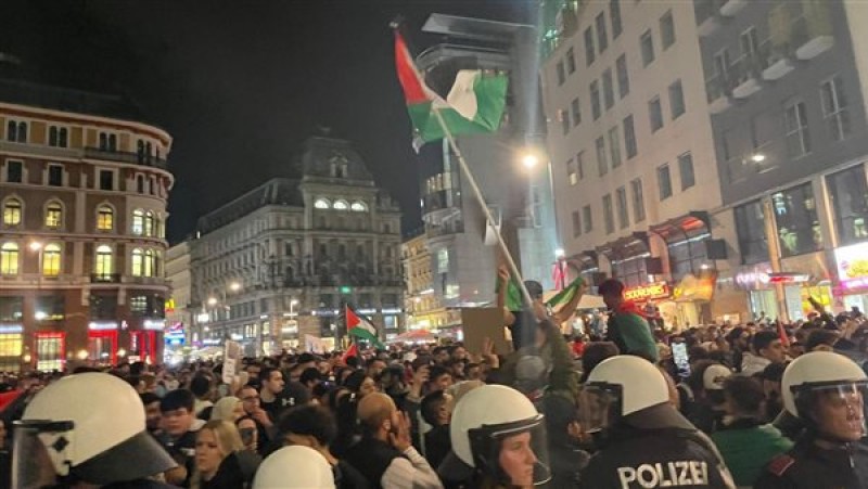 مسيرة حاشدة في فيينا للتنديد بالهجمات الإسرائيلية على المدارس والمستشفيات في غزة
