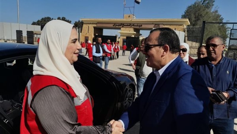 وزيرة التضامن الاجتماعي ونائب محافظ شمال سيناء يتفقدان شاحنا