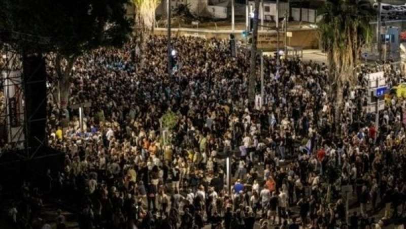 آلاف الإسرائيليين يتظاهرون في تل أبيب للمطالبة بعودة جميع ”المحتجزين”