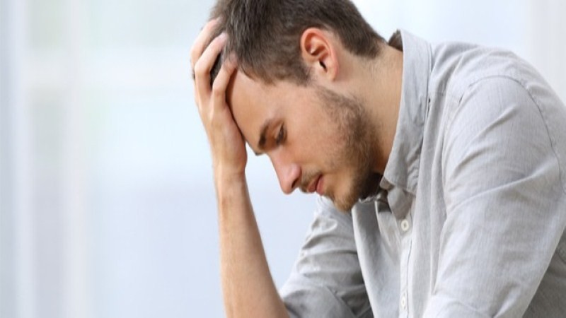 طبيب يوضح العلاقة بين التوتر والحالة النفسية السيئة وآلام الجسم