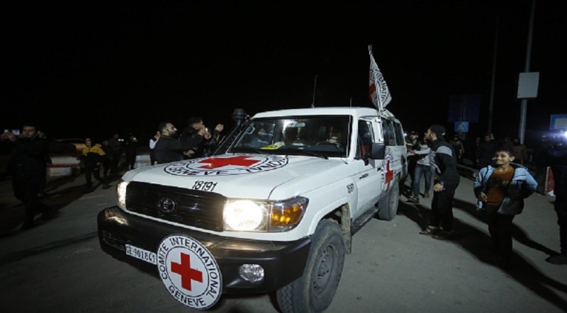 كتائب القسام تسلم الصليب الأحمر محتجزتين إسرائيليتين