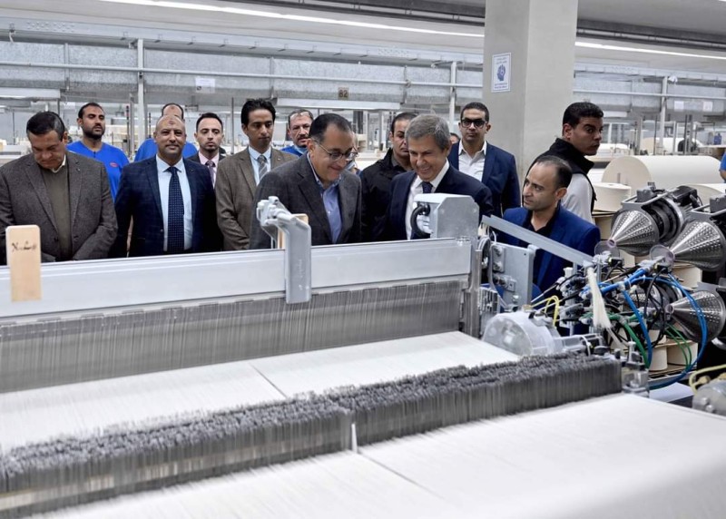 رئيس الوزراء يتفقد مصنع ”الشركة الرباعية فورتكس للنسجيات” بمدينة السادات