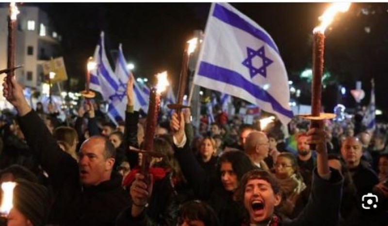 الإسرائيليون يتظاهرون في تل أبيب احتجاجا على إلغاء وقف إطلاق النار