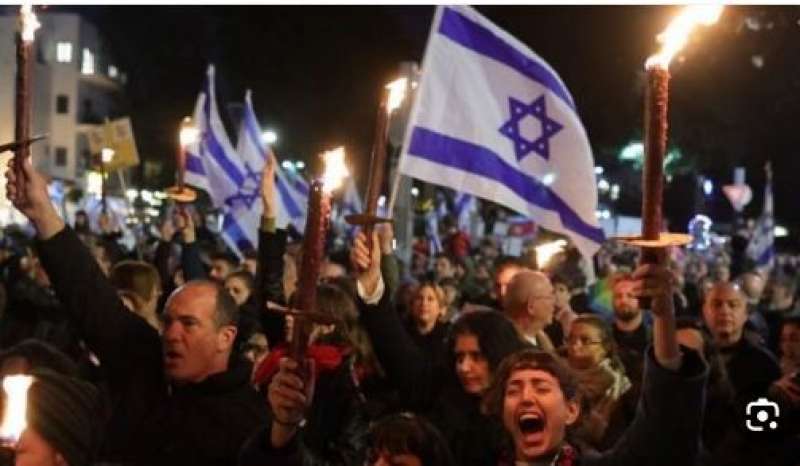 الإسرائيليون يتظاهرون في تل أبيب احتجاجًا على إلغاء وقف إطلاق النار