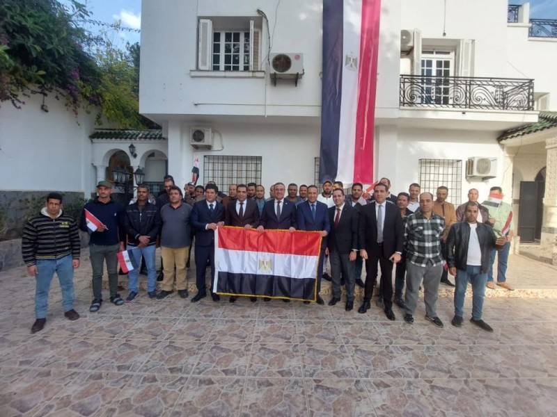 المصريون يواصلون التوافد على مقر السفارة المصرية في الجزائر للمشاركة في الانتخابات الرئاسية