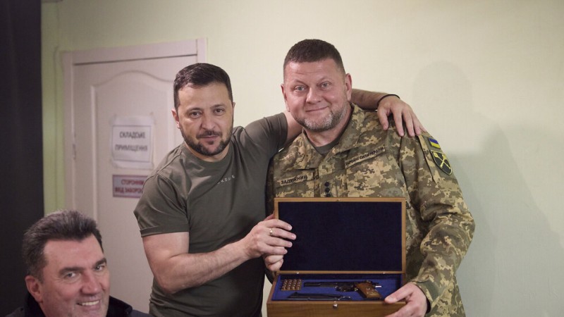 الرئاسة الأوكرانية تعلق على أنباء بوجود خلاف بين زيلينسكي وقائد القوات الأوكرانية