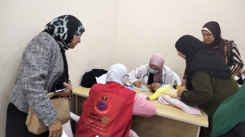 تقديم خدمات طبية وتثقيف صحي خلال قافلة سكانية بمركز كفر الدوار