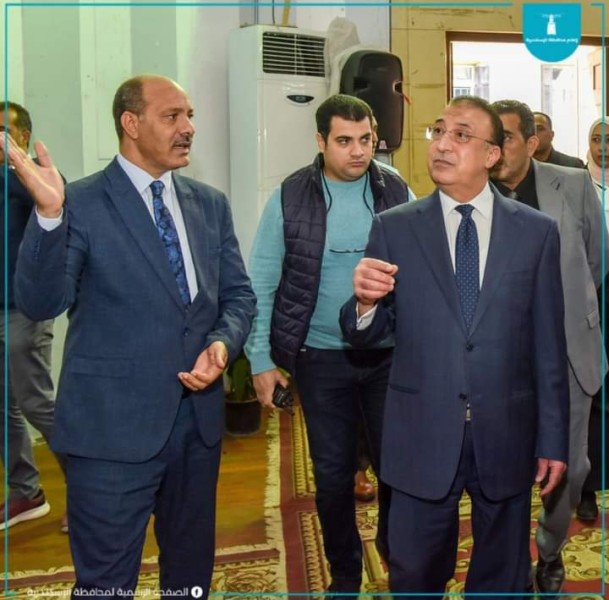 محافظ الإسكندرية يتفقد اللجان الانتخابية بكلية فيكتوريا