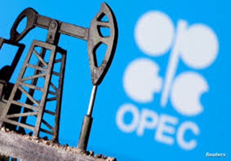 تراجع أسعار النفط يثير التساؤلات حول فعالية قرار أوبك+