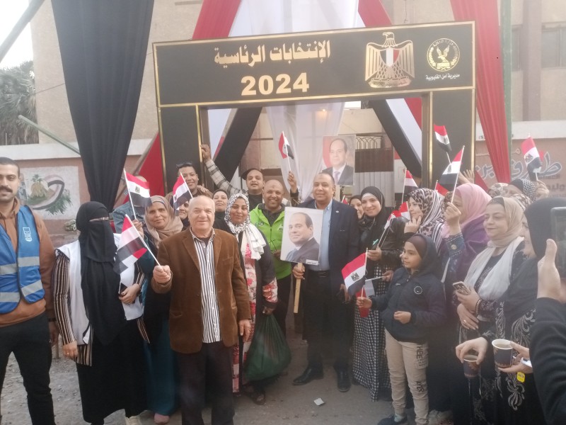 توافد كبير للمواطنين أمام اللجان الانتخابية بشبرا الخيمة (صور)