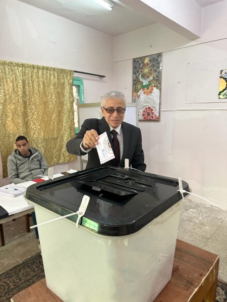 رئيس نادي قضاة الإسكندرية يدلي بصوته في الانتخابات الرئاسية