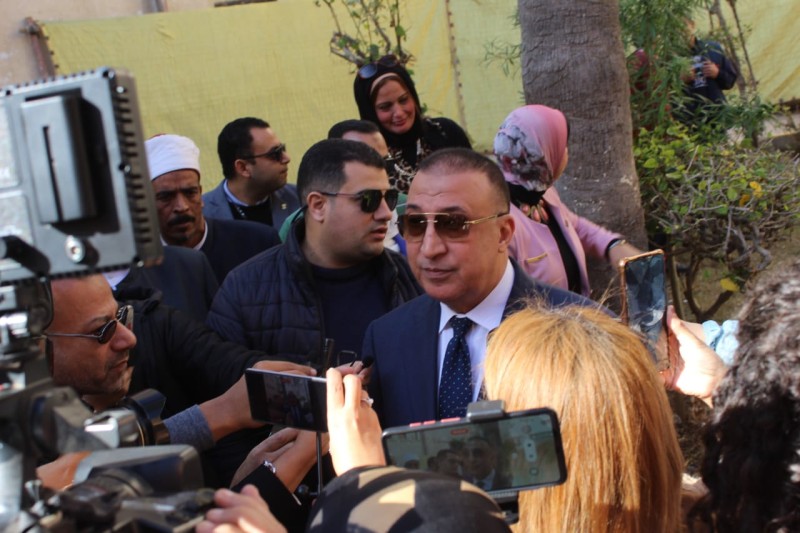 محافظ الإسكندرية يدلي بصوته ويتابع اللجان الانتخابية