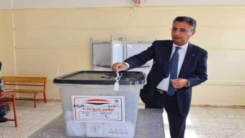 رئيس مجلس إدارة القومية للبريد يُدلي بصوته في الانتخابات الرئاسية