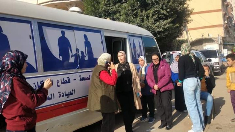 وكيل وزارة الصحة تتفقد العيادات المتنقلة أمام اللجان الانتخابية بالإسكندرية