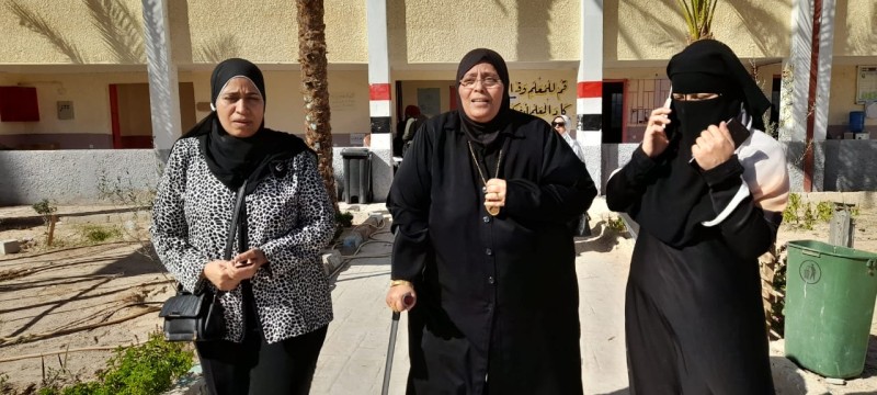 أم الشهيد ”محمود ناجي” تدلي بصوتها في الانتخابات الرئاسية بطور سيناء