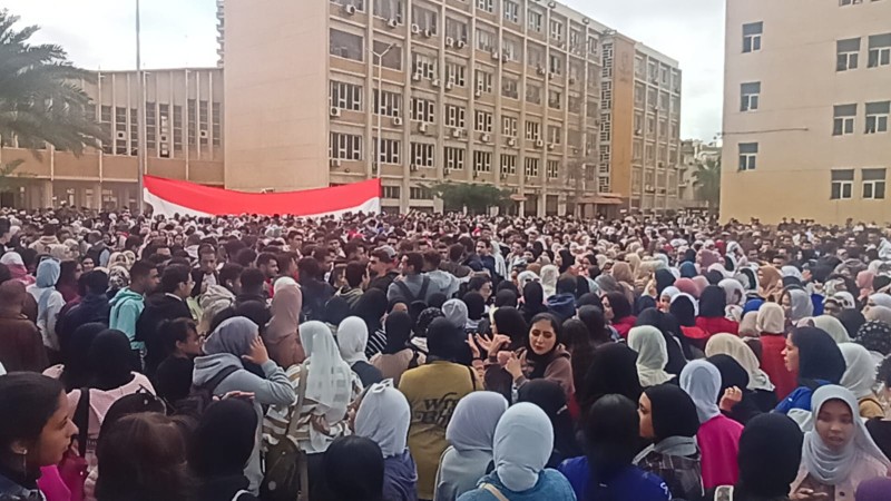 رئيس جامعة الإسكندرية يقود مسيرة لحث الطلاب على المشاركة في الانتخابات