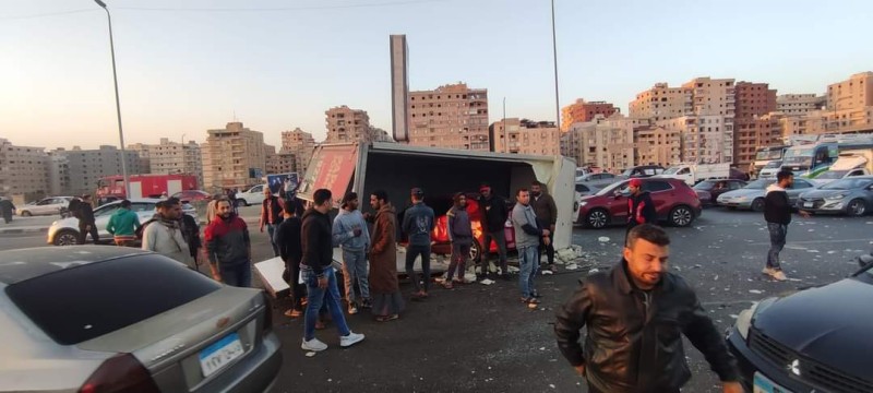 حادث تصادم سيارة نقل بأخرى ملاكي أمام بالقرب من موقف العاشر من رمضان ”صور ”
